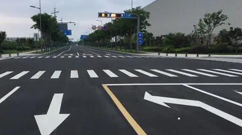 蘇州停車位劃線廠家解讀，道路交通標(biāo)志牌通常布置在什么區(qū)域？